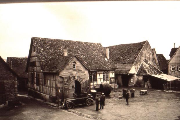 Bandhaus Burgplatz, rechts die Liebensteiner Kelter