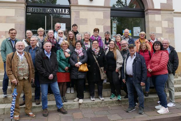 Die Bönnigheimer vor dem Rouffacher Rathaus.