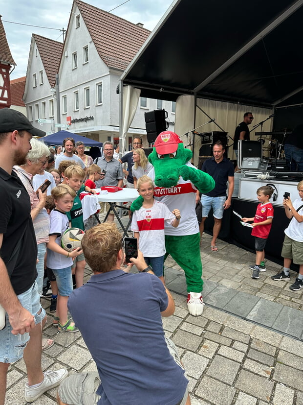VfB-Fritzle besucht das Ganerbenfest - und die Kinder freuen sich riesig