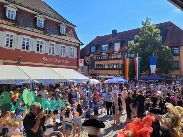 Zur Eröffnung kommen die Kinder und Jugendlichen der Bönnigheimer Vereine im Sternplatz auf dem Marktplatz zusammen